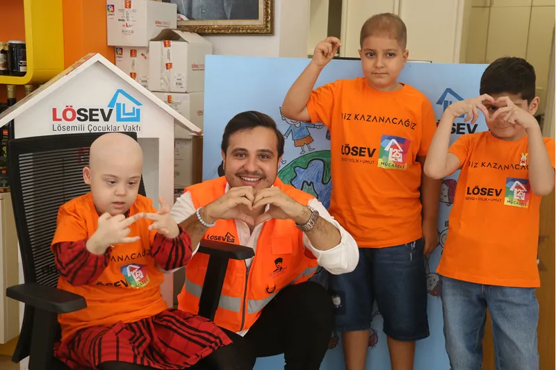 Lösemiyi yenen genç, başka hastaların mücadelesine destek oluyor 