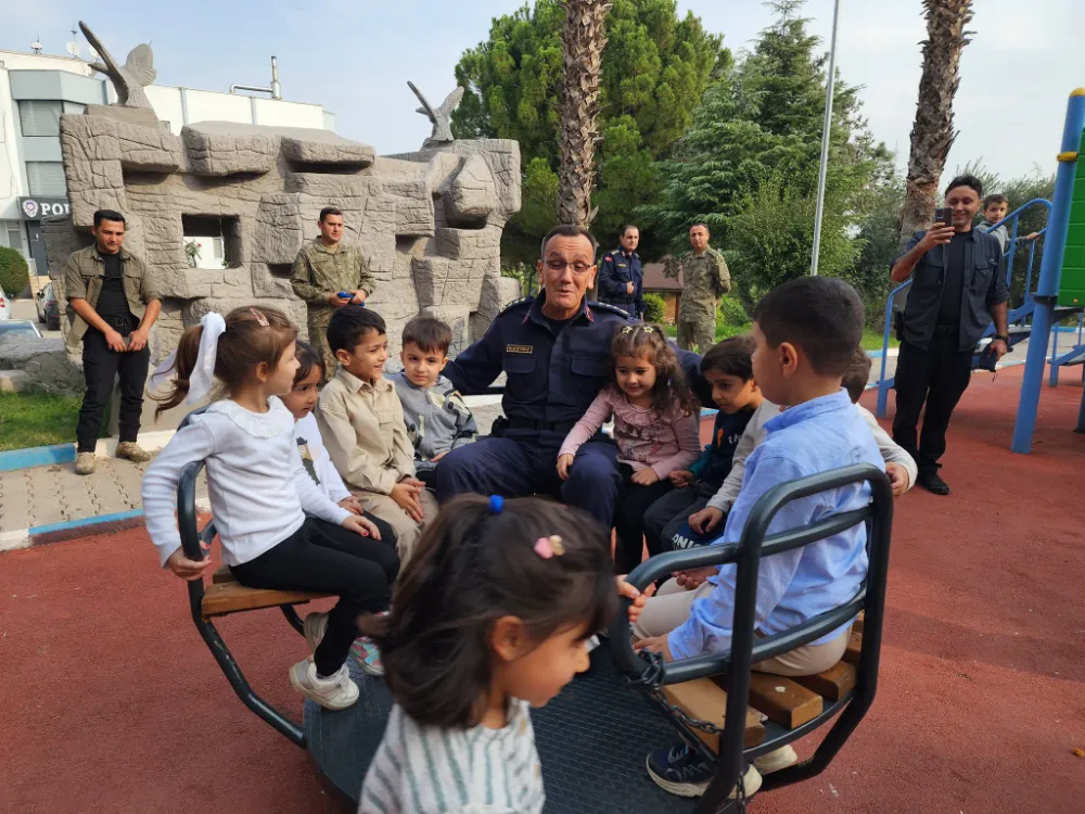 Osmaniye’de jandarma komutanı çocuklarla dönme dolaba bindi