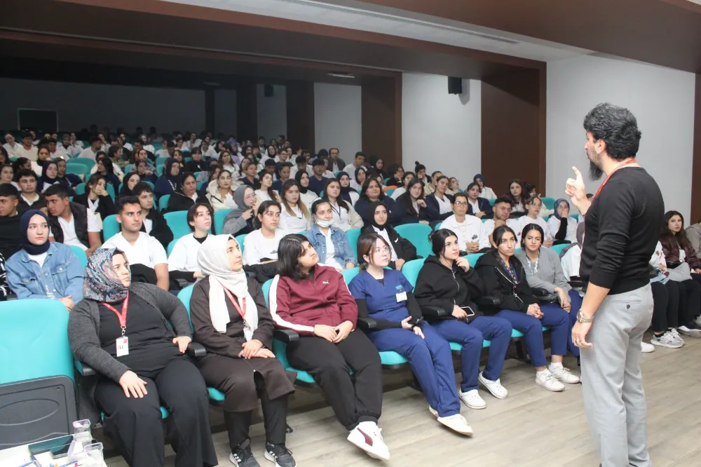 Stajyer öğrencilere, enfeksiyon ve iş güvenliği eğitimi 