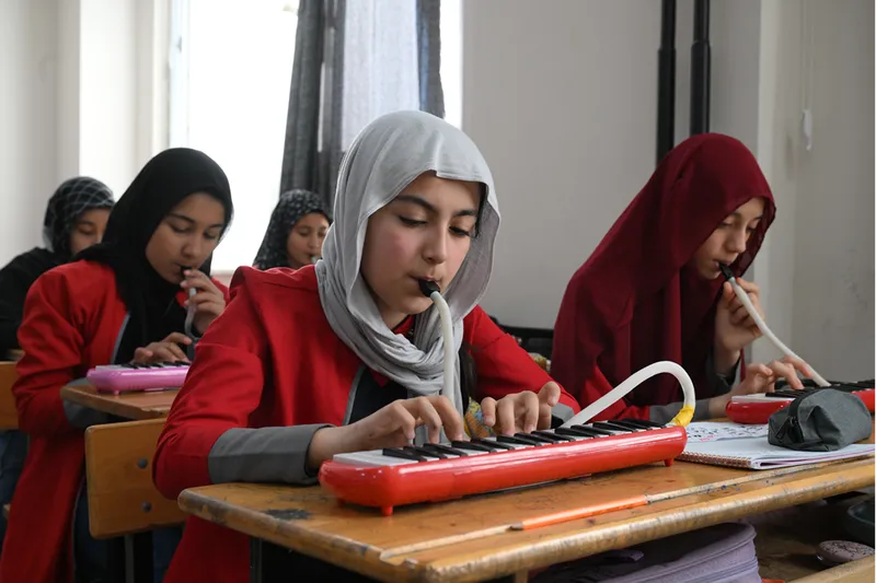 Görme engelli müzik öğretmeni, melodilerle öğrencilerine ilham oluyor