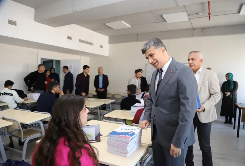 Akdeniz Belediyesinden lise öğrencilerine kaynak kitap desteği