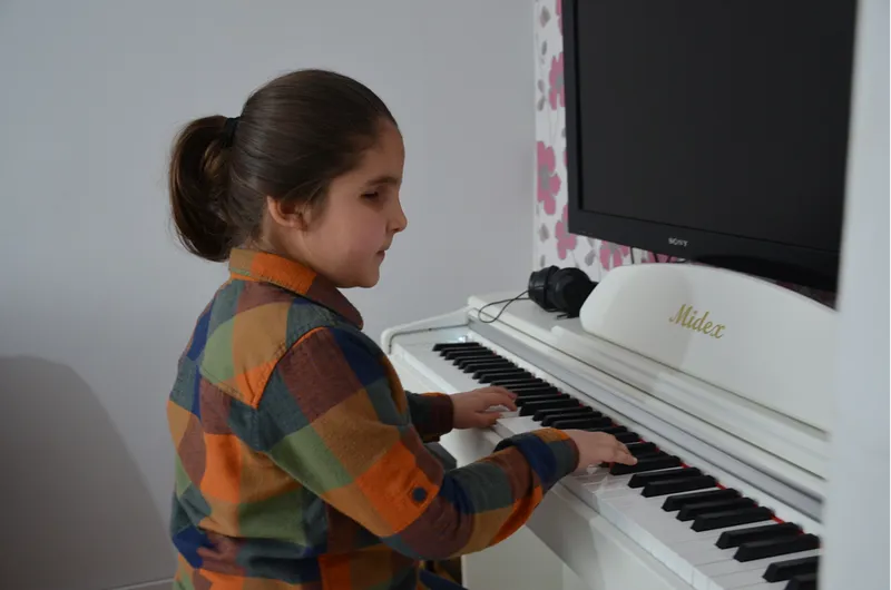 Görme engelli 8 yaşındaki Çınar piyano notalarıyla dünyasını aydınlatıyor