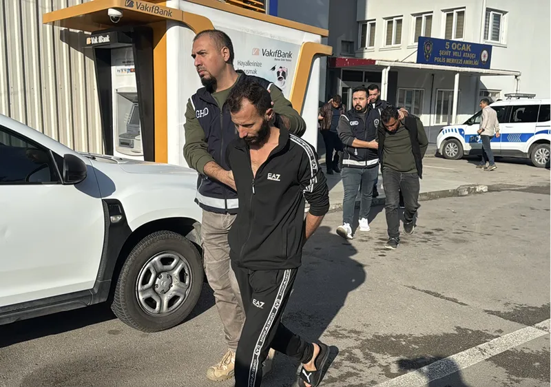 Adana merkezli göçmen kaçakçılığı operasyonunda yakalanan 4 zanlı tutuklandı
