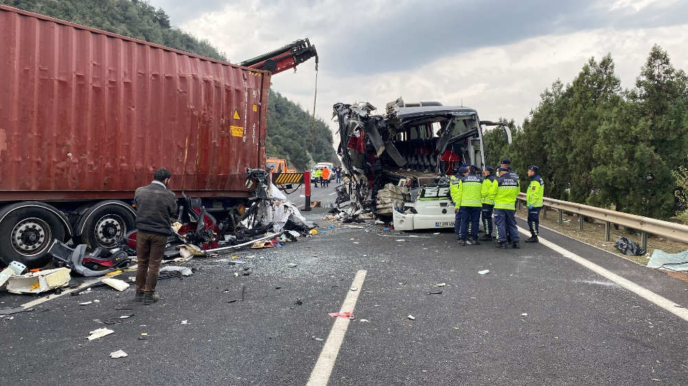 OSMANİYE’DE YOLCU OTOBÜSÜ TIR’A ÇARPTI: 7 ÖLÜ, 11 YARALI