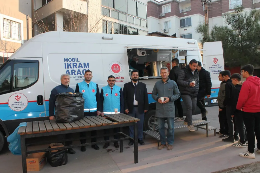 Mobil İkram Aracıyla, melek liseli öğrencilere sıcak çorba ikramı
