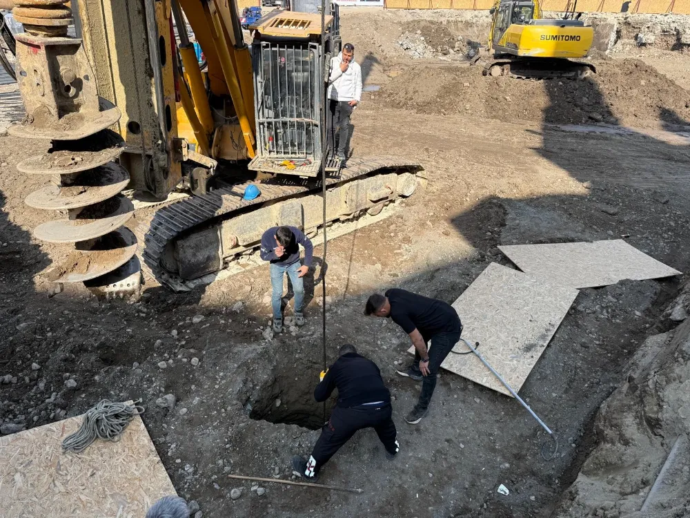 Osmaniye’de çukura düşen kediyi itfaiye ekipleri kurtardı