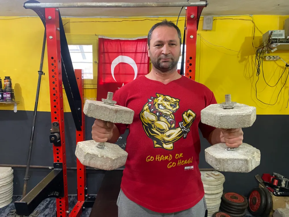 Evinin bodrum katında, kaldırım taşı ve inşaat demiriyle çalışıp, şampiyonluklar kazandı