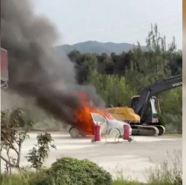 Osmaniye’de akaryakıt istasyonunda park halindeki otomobil yandı