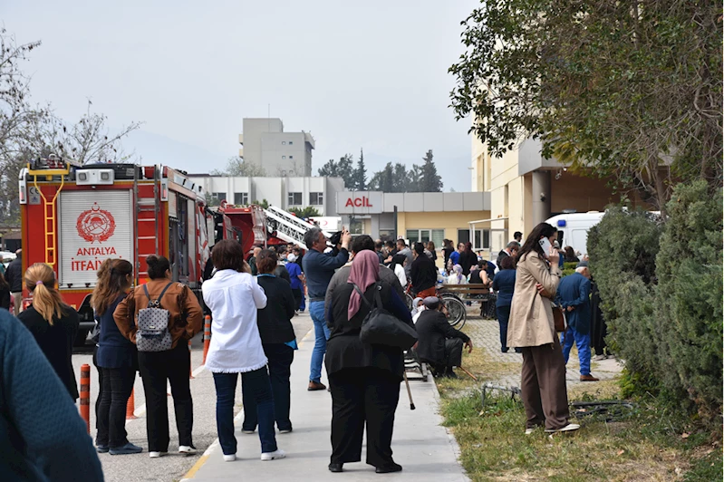 Akdeniz Üniversitesi Hastanesi Acil Servisi yangın nedeniyle tahliye ediliyor