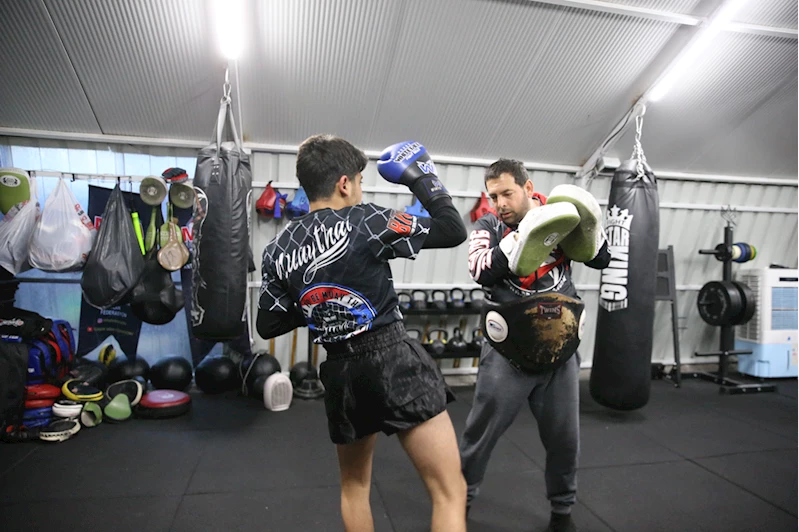 Depremde yitirdiği sporcuların acısını, gençleri şampiyonalara hazırlayarak hafifletiyor