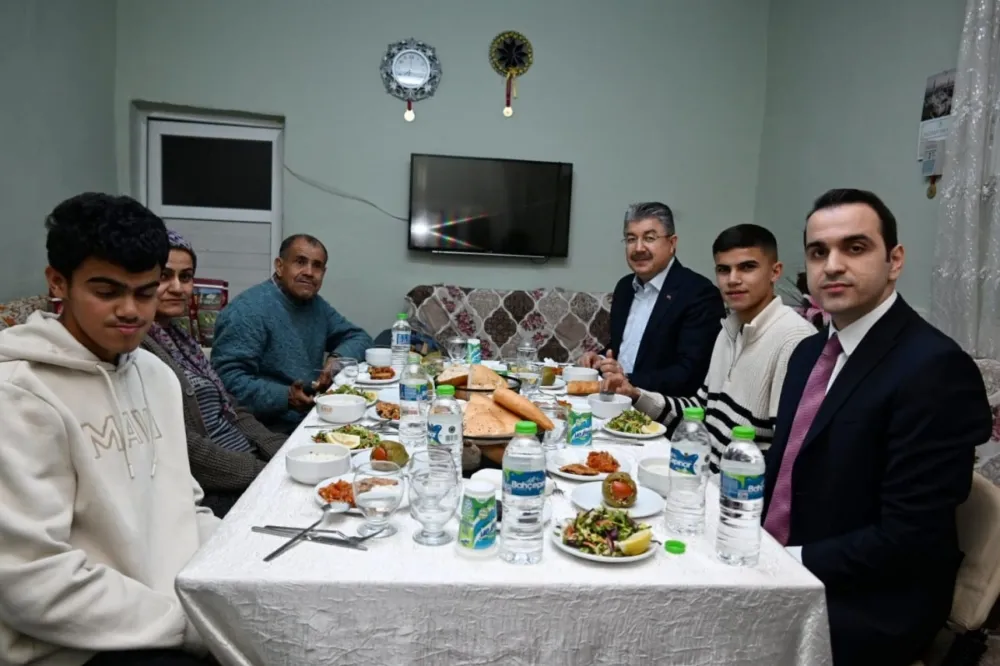 Vali Yılmaz, orucunu vatandaşların evinde açıyor