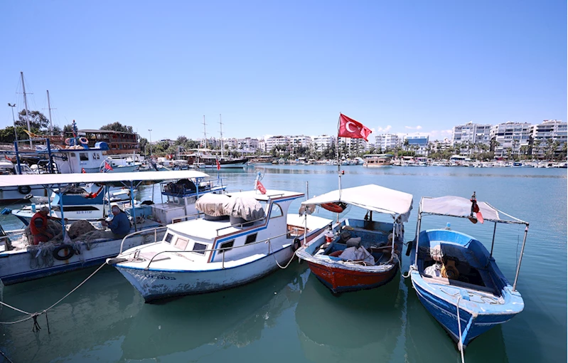 Türk kıyılarında sezonu kapatan Akdenizli balıkçılar uluslararası sulara açılıyor