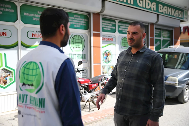 Mersinli iki hayırsever araçlarını Gazzelilere bağışladı