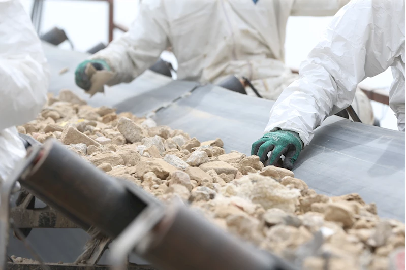 Deprem enkazı, insan sağlığı ve çevre hassasiyetiyle geri dönüştürülüyor