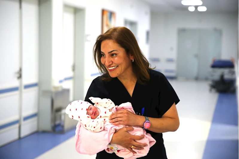 Nuray ebe, 29 yıldır annelerin kucağına 