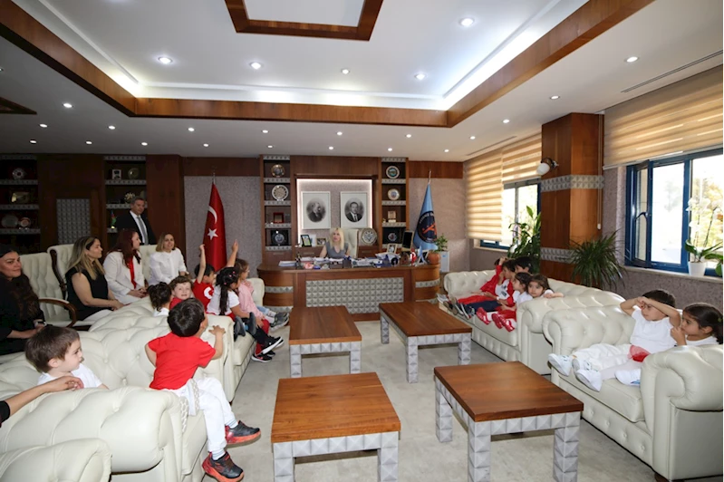 Akdeniz Üniversitesi Rektörü Özkan, koltuğunu çocuklara bıraktı