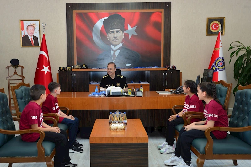 Adana Emniyet Müdürü Arıkan, koltuğunu temsili olarak ortaokul öğrencisine devretti