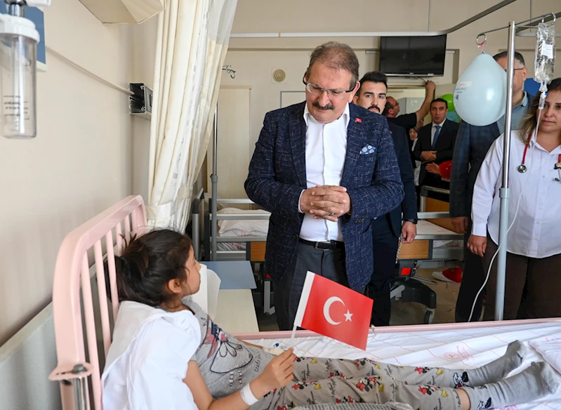 Antalya İl Sağlık Müdürü Özkan, hastanede tedavi gören çocukları ziyaret etti