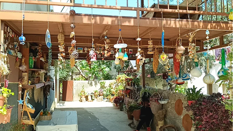 Adanalı emekli öğretmen evinin bahçesini 