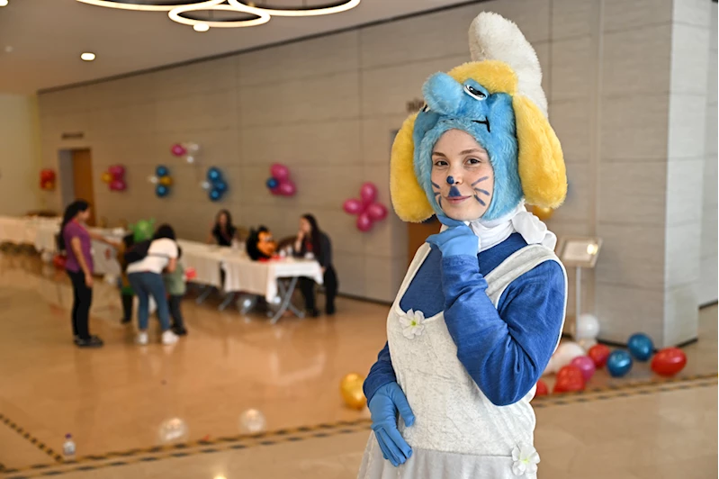 Doğumlarına eşlik ettikleri çocukları çeşitli etkinliklerle eğlendiriyorlar