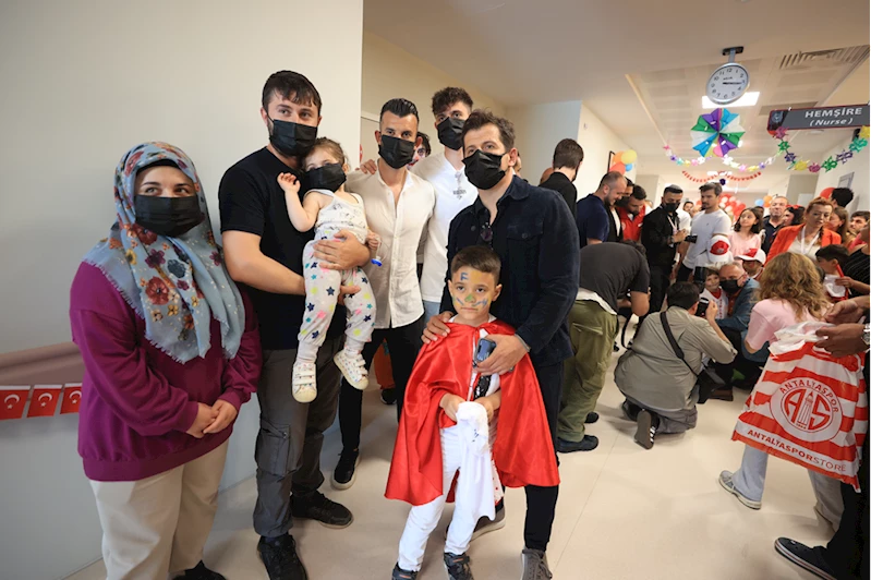 Antalyaspor teknik direktörü Belözoğlu ile futbolcular hastanede çocukları ziyaret etti