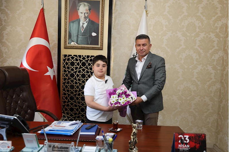 Karaisalı Belediye Başkanı Şimşek koltuğunu 4. sınıf öğrencisine devretti 