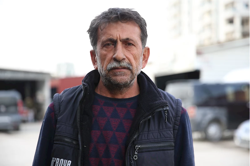 Hataylı esnaf deprem sırasında uyanmasını sağlayan köpeğini yanından ayırmıyor