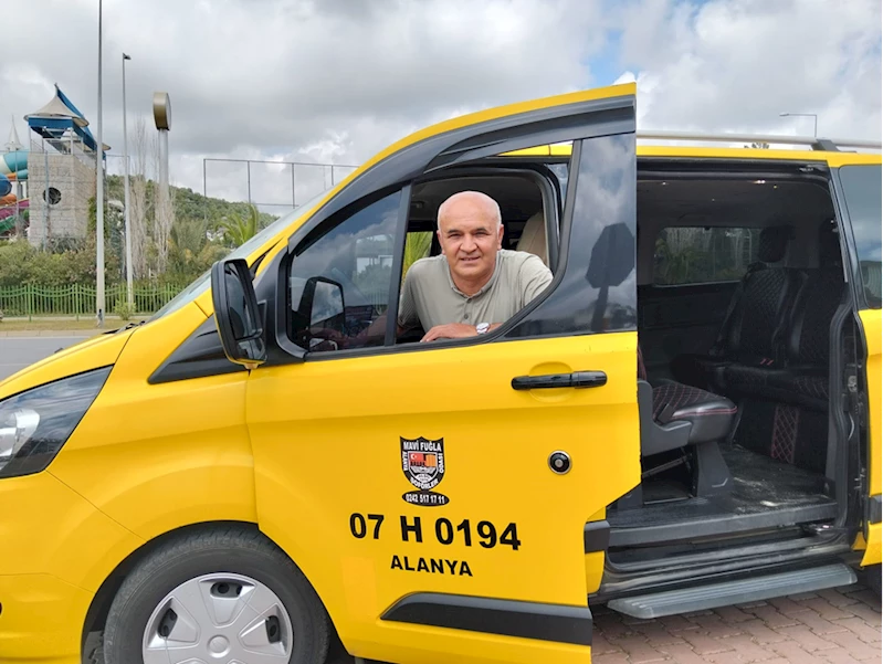 Alanyalı taksici, aracında unutulan çantadaki 18 bin avroyu sahibine teslim etti