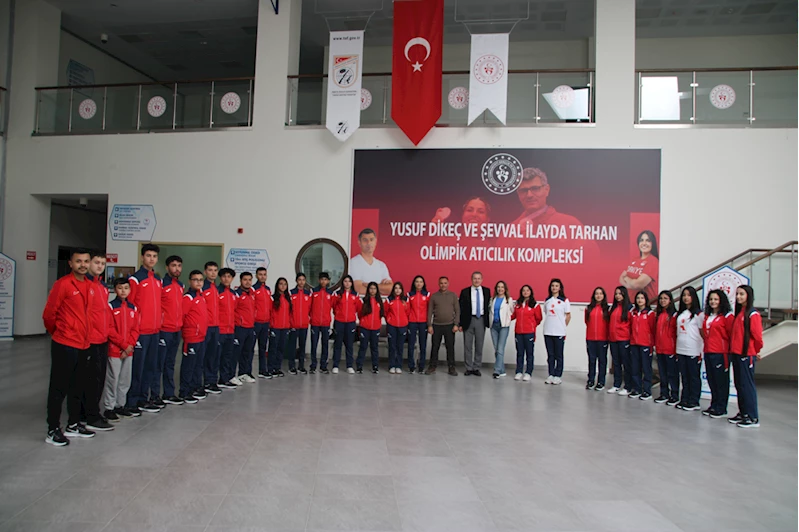 Milli atıcı Yusuf Dikeç, genç sporculara sponsorların hediyelerini dağıttı