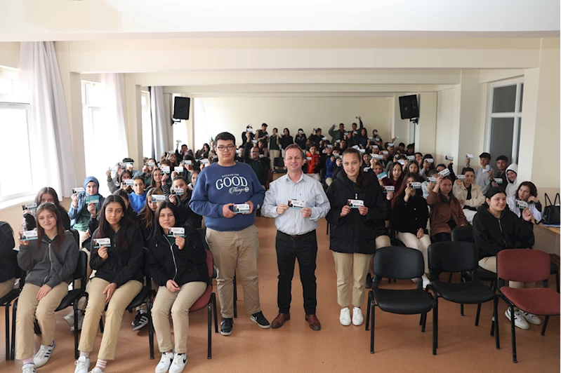 Gülnar Belediyesi öğrencilere çevrim içi eğitimde kullanabilecekleri kart hediye etti