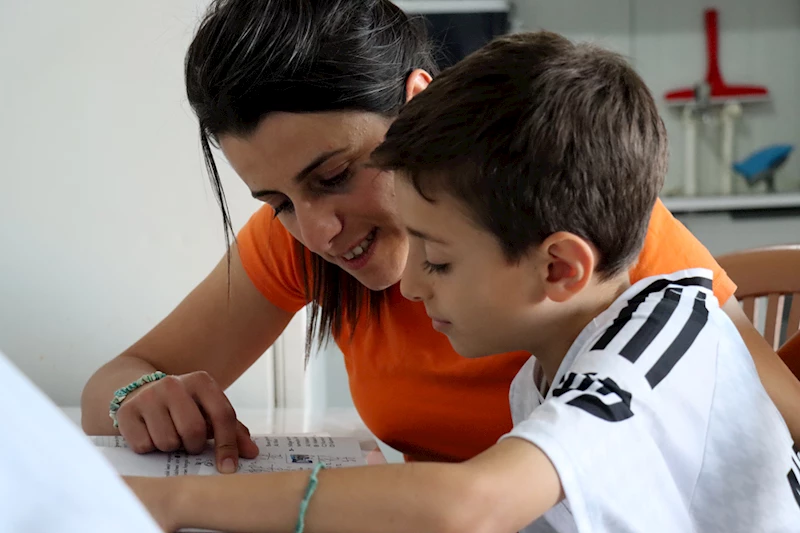 Enkazda sesiyle hayata tutunduğu oğluna hem annelik hem babalık yapıyor 