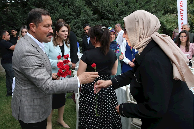 Hatay Valisi Masatlı, depremzede annelerle bir araya geldi