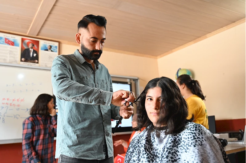 Osmaniye’de gönüllü kuaförler engelli bireyleri ücretsiz tıraş etti