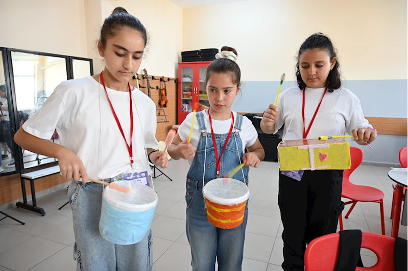 Çevreye duyarlı öğrenciler geri dönüşüm malzemelerinden enstrümanlar yaparak orkestra kurdu