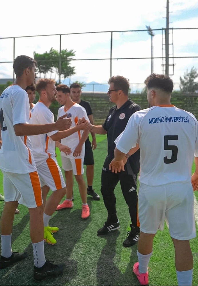 Emre Belözoğlu öğrencilerle futbol oynadı