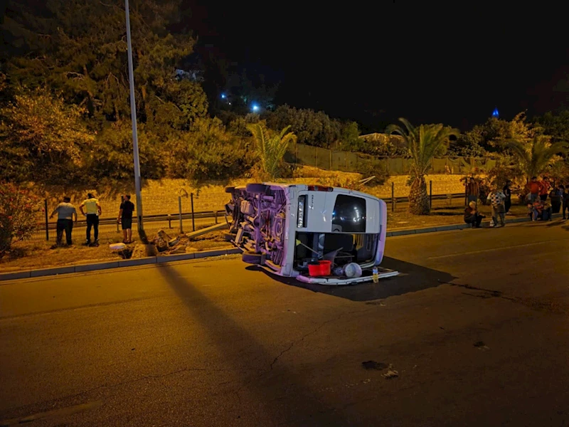 Alanyaspor taraftarlarını taşıyan minibüs devrildi