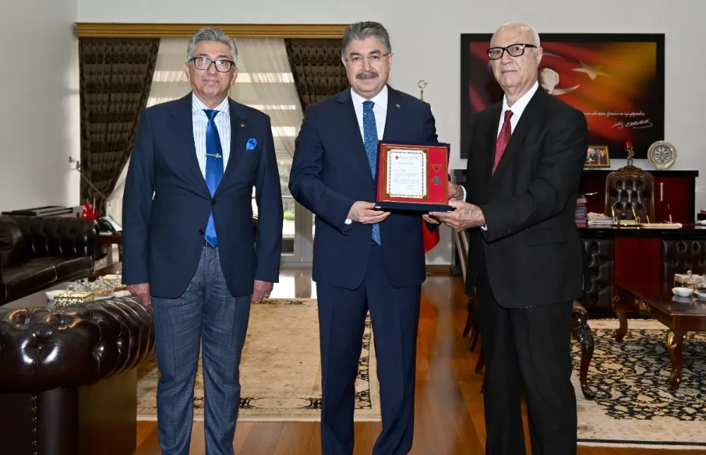 Kitabının gelirini Türk Silahlı Kuvvetlerini Güçlendirme Vakfına bağışlayan yazara ödül