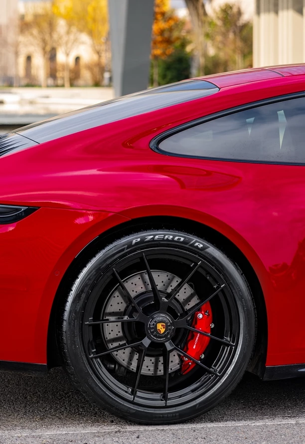 Pirelli hibrit motorlu yeni Porsche 911 GTS için özel lastik geliştirdi
