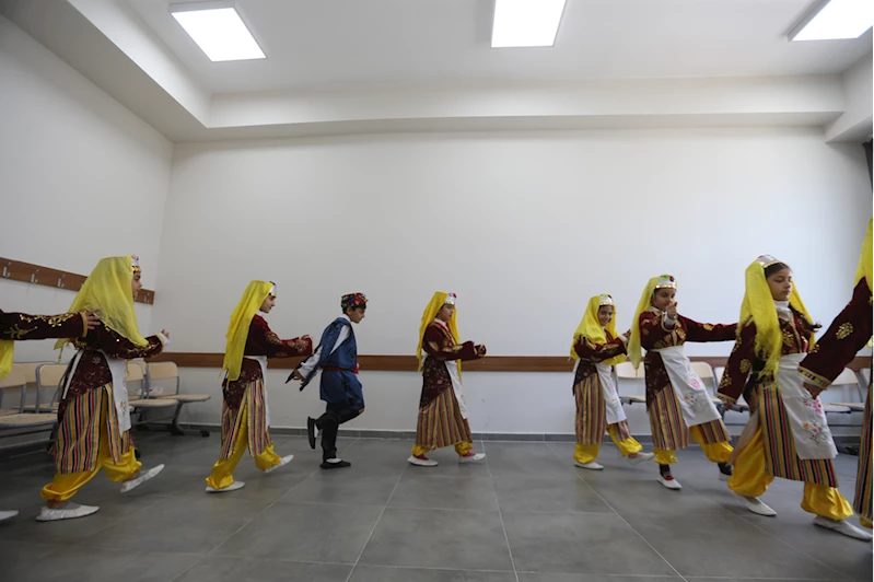 Depremzede öğrenciler yeni okullarında açılan kurslarla sosyalleşiyor