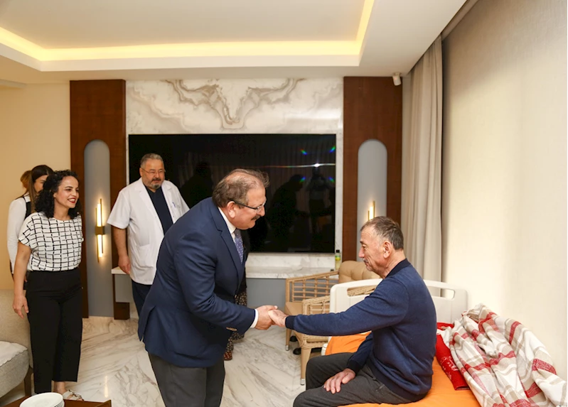 Antalya İl Sağlık Müdürü Özkan, inme geçiren hastayı evinde ziyaret etti 