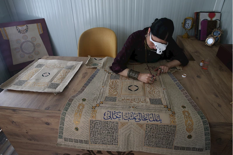 Osmanlının tılsımlı gömlekleri modern sanatla tablolara yansıyor