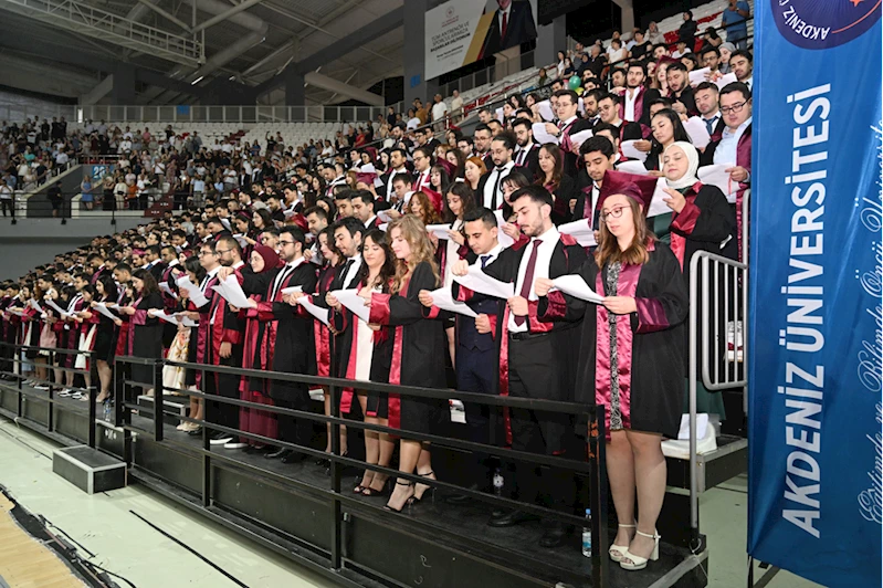 Akdeniz Üniversitesi Tıp Fakültesinden mezun olan öğrenciler yemin etti
