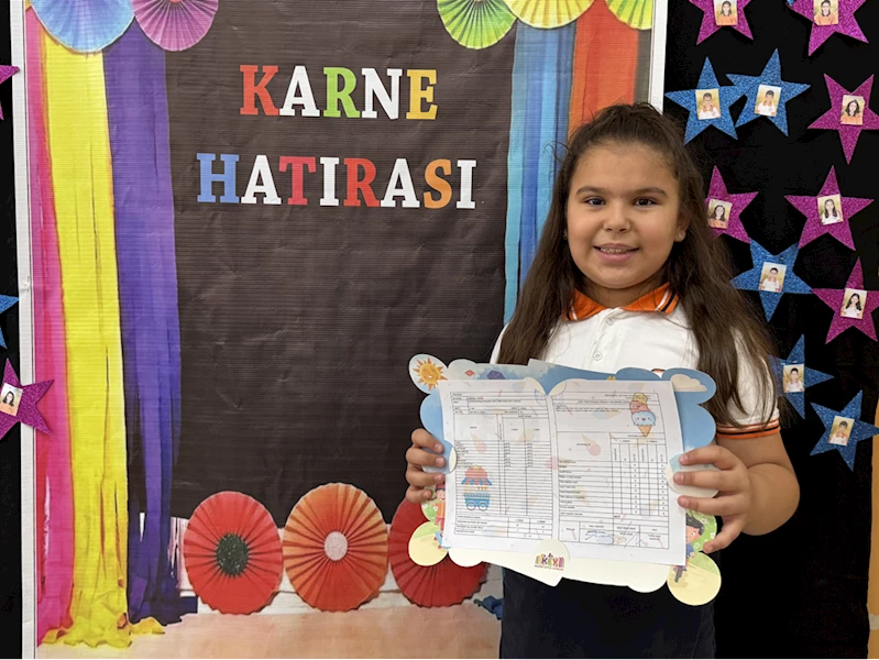 Deprem bölgesinde öğrenciler karnelerini aldı