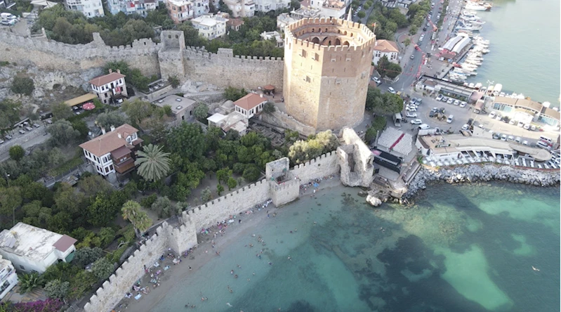 Soğukkapı Plajı ziyaretçilerini tarihi yolculuğa çıkarıyor
