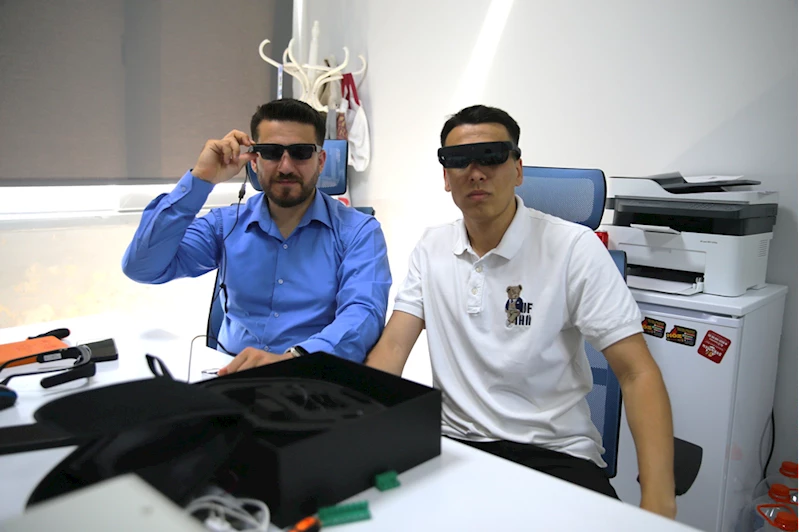 Genç girişimcinin tasarladığı akıllı gözlük görme engellilere sesli rehberlik yapacak