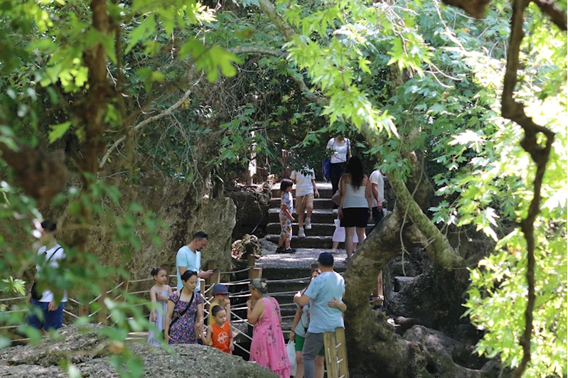 Doğal güzelliğiyle hayran bırakan Kurşunlu Şelalesi sıcaktan bunalanları ağırlıyor