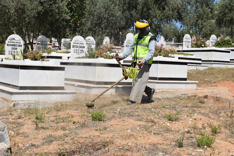 Hatay Büyükşehir Belediyesi, mezarlıklarda temizlik ve bakım çalışması yaptı