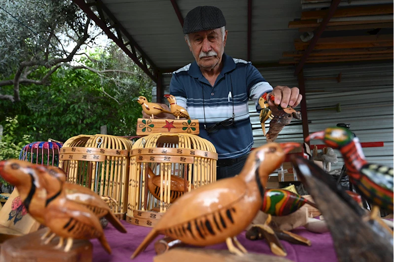 Emekliliğini ahşaptan süs ve mutfak eşyaları yaparak geçiriyor 