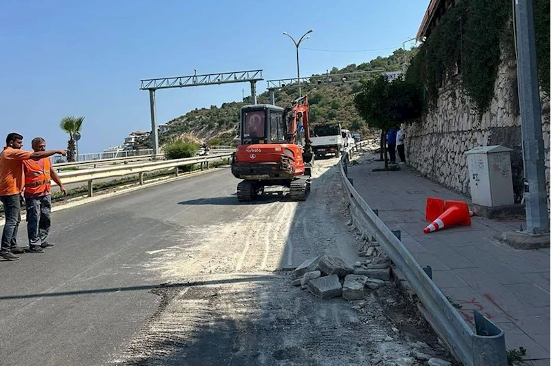 Finike-Demre kara yolunda yol ve çevre düzenleme çalışmaları yapılıyor