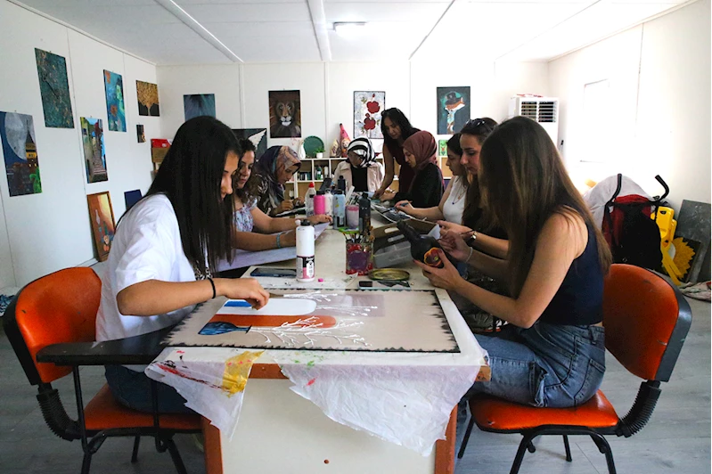 Depremzede kadınlar konteyner kente kurulan atölyede el sanatlarıyla tanışıyor